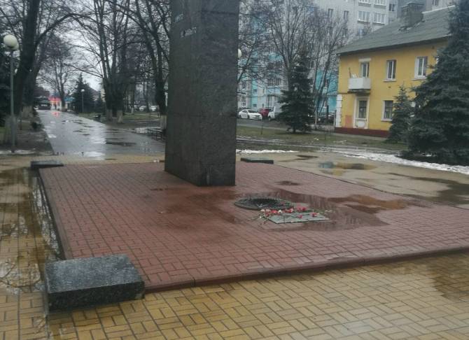 В Брянске возле ДК железнодорожников погас Вечный огонь 