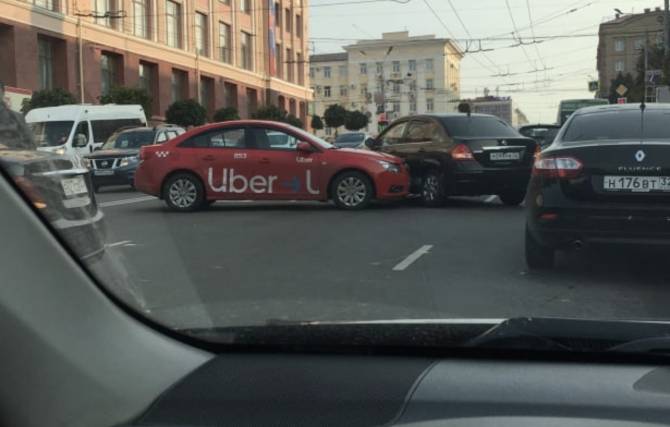 В Брянске возле ЦУМа машина такси «Uber» попала в ДТП