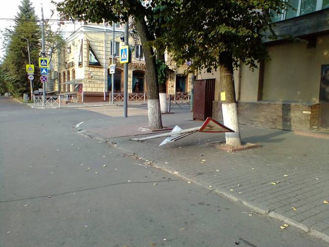 В центре Брянске неизвестные снесли дорожный знак