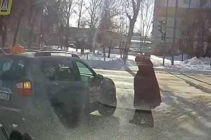 В Брянске автомобиль «Городского такси» чуть не сбил пенсионерку
