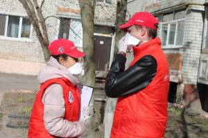 В Брянске волонтеры агитируют жителей носить маски