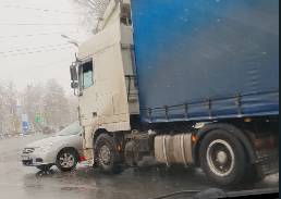 В Брянске на Телецентре грузовик протаранил легковушку