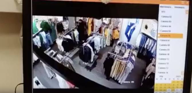 В Брянске женщина украла пальто из магазина O'STIN