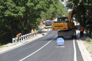 В брянском поселке Комаричи завершается строительство дороги по улице Колхозной