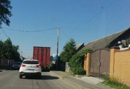 В Брянске на улице Малыгина грузовик перекрыл проезд