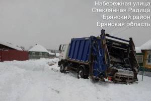 В Стеклянной Радице мусоровоз попал в снежный капкан