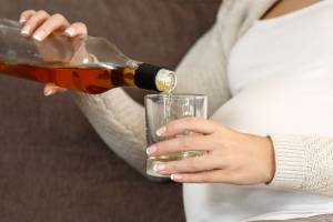 В Дятьково беременная женщина в пьяной драке оставила без глаза приятеля мужа
