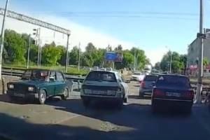 В Брянске на бежицком переезде сняли на видео наглого автохама