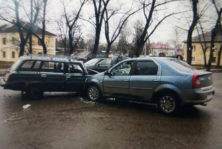 В Брянске возле гимназии №4 столкнулись две легковушки