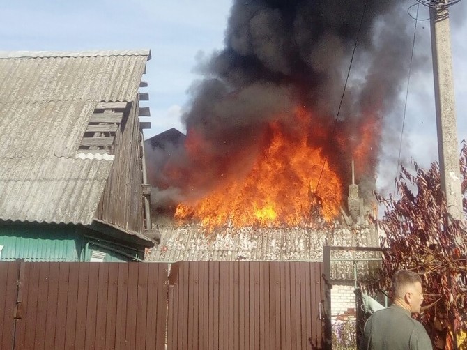 В Брянске горит дом на улице Осипенко