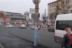 В Брянске посреди дороги у Бежицкого рынка появился бетонный столб