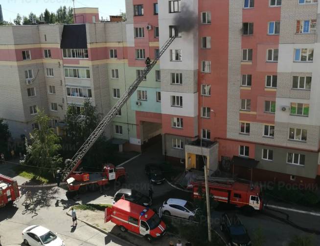 Горящую квартиру в многоэтажке на улице Брянского Фронта тушили 3 автоцистерны
