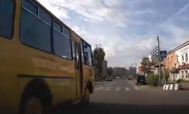 В Новозыбкове грубо нарушил ПДД водитель школьного автобуса