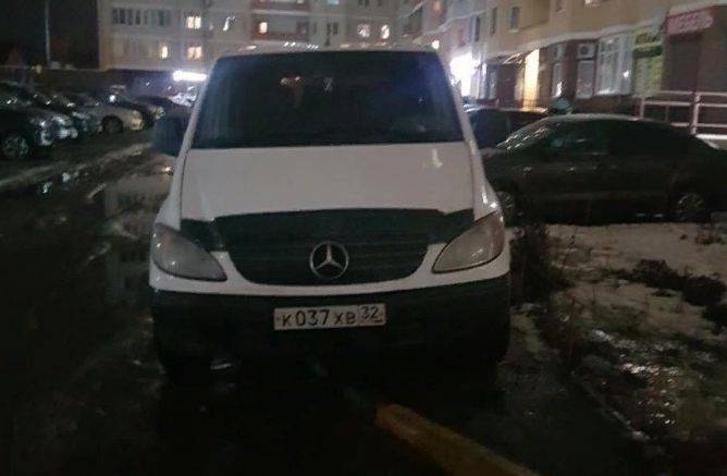 В Брянске на проспекте Станке Димитрова сняли на фото «мастера парковки»