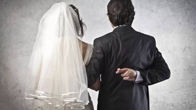 Женатый азербайджанец заключил брак с жительницей Брянска