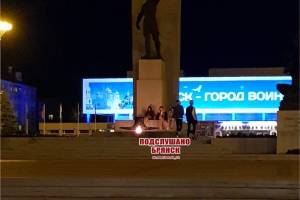 В Брянске молодежь разлеглась у Вечного огня на площади Партизан 
