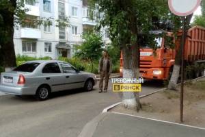 В Брянске во дворе многоэтажки автохам перекрыл проезд мусоровозу