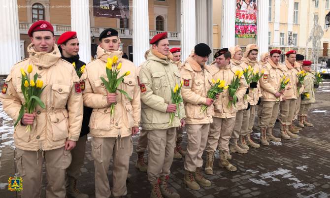 В центре Брянска женщинам вручили цветы