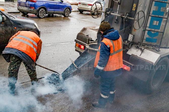 В Брянске за неделю дорожники залатали 135 квадратных метров ям