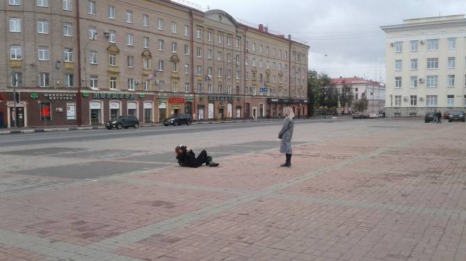 В Брянске девушка выбрала необычный ракурс для фото с Лениным