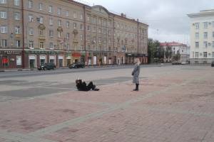 В Брянске девушка выбрала необычный ракурс для фото с Лениным