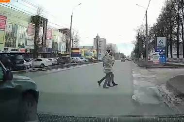 На Красноармейской в Брянске сняли на видео бессмертных пешеходов 