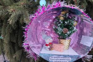 Брянцы украсили елку на площади Партизан шарами с желаниями