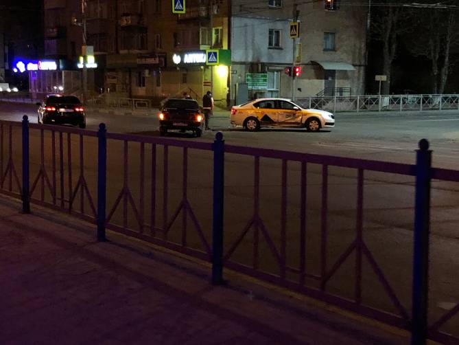 В Брянске на улице Никитина столкнулись легковушка и «Яндекс.Такси»