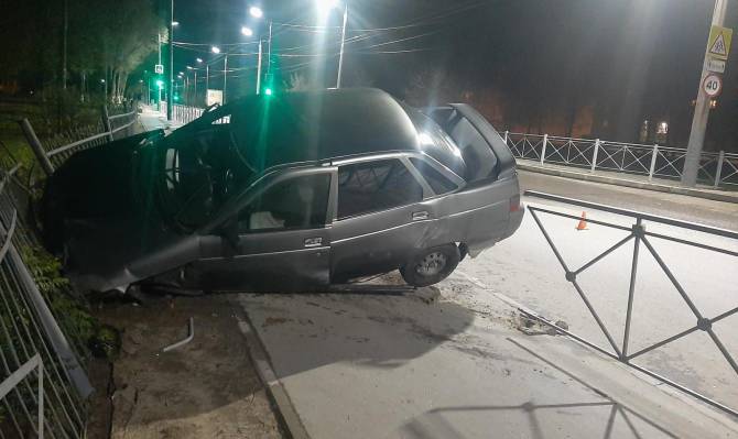 В Брянске забор на улице Королёва протаранил пьяный водитель