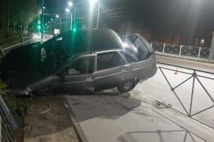 В Брянске забор на улице Королёва протаранил пьяный водитель
