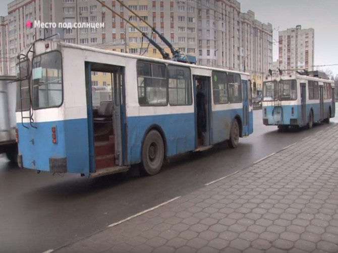 В Брянске остановку «Мясокомбинат» не поделили маршрутки и троллейбусы