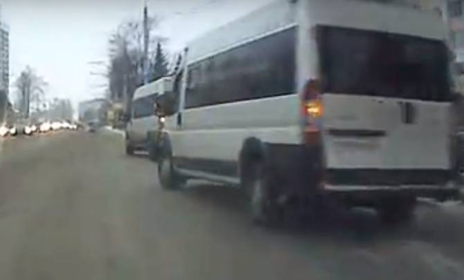 В Брянске на улице Дуки водитель маршрутки №166 едва не устроил ДТП