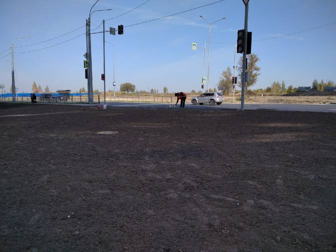 В Брянске на новой дороге светофор развернули в сторону газона