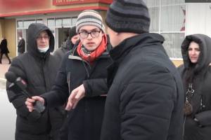 Охранник брянского ТЦ «Успех» толкнул на улице журналиста «Городского»