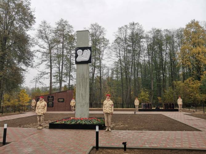 В Унече после реставрации открыли памятник расстрелянным во время войны мирным жителям,
