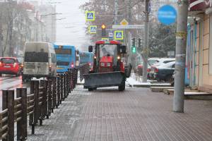 На очистку улиц Брянска вышли 64 машины