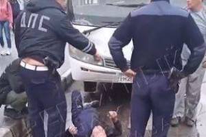 В Брянске появилось видео падения пьяного мужчины под маршрутку №172