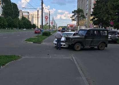 В Брянске у Мясокомбината не поделили дорогу иномарка и УАЗ
