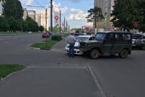 В Брянске у Мясокомбината не поделили дорогу иномарка и УАЗ