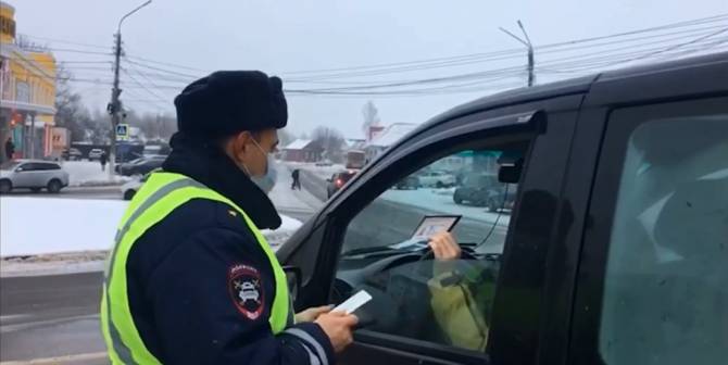 В Брянске поймали троих водителей с фальшивыми правами
