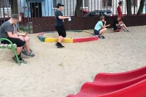 В Брянске группа детей наводит ужас на жителей закрытого двора