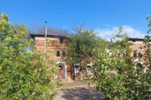 В Фокинском районе Брянска загорелась неработающая баня №6