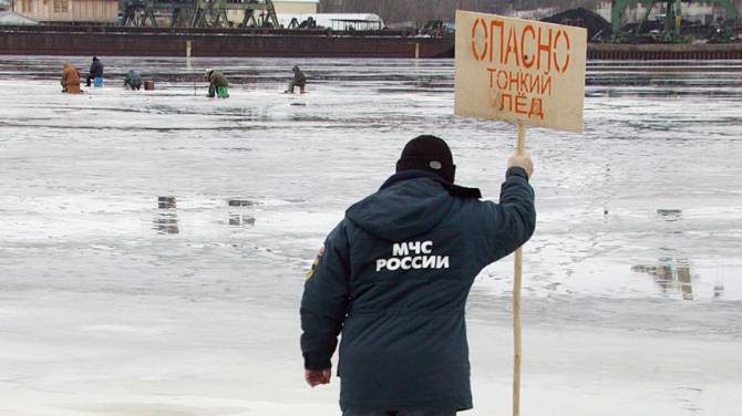 Брянцам напомнили о правилах поведения на тонком льду