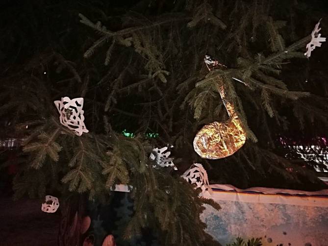 Украшение новогодней елки у «Лития» повеселило брянцев