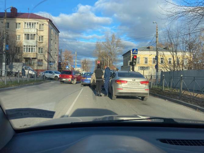В Брянске на улице Урицкого столкнулись две легковушки