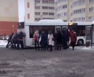 В Брянске пассажиры вытолкали застрявший в снегу автобус №48