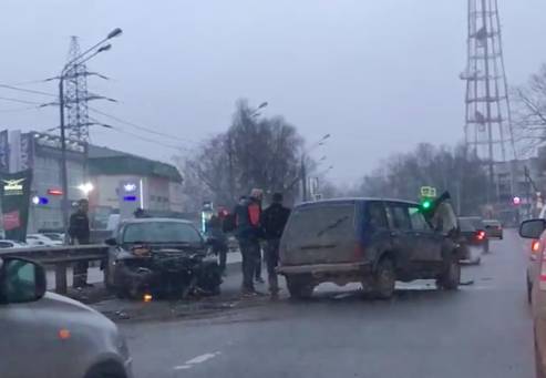 В Брянске на кольце Телецентра столкнулись БМВ и «Нива»