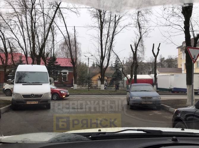 В Брянске сфотографировали перегородивших дорогу автохамов