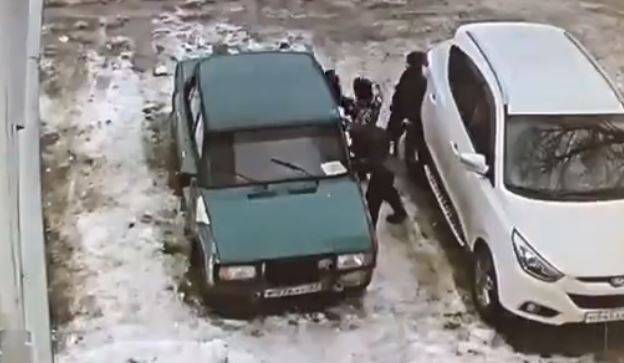 В Брянске трое детей разбили припаркованную легковушку