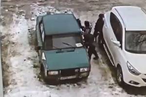 В Брянске трое детей разбили припаркованную легковушку